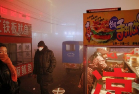 China limits cars and closes factories in smog red alert 